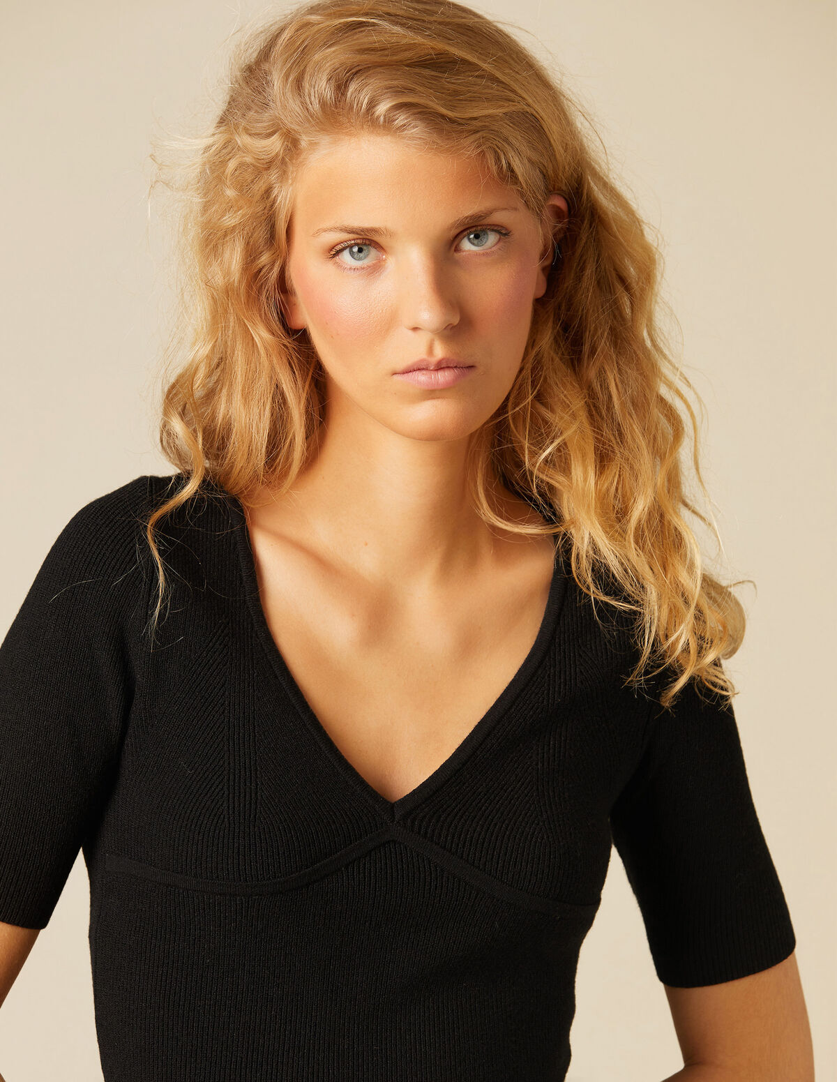 BLACK V-NECK TOP