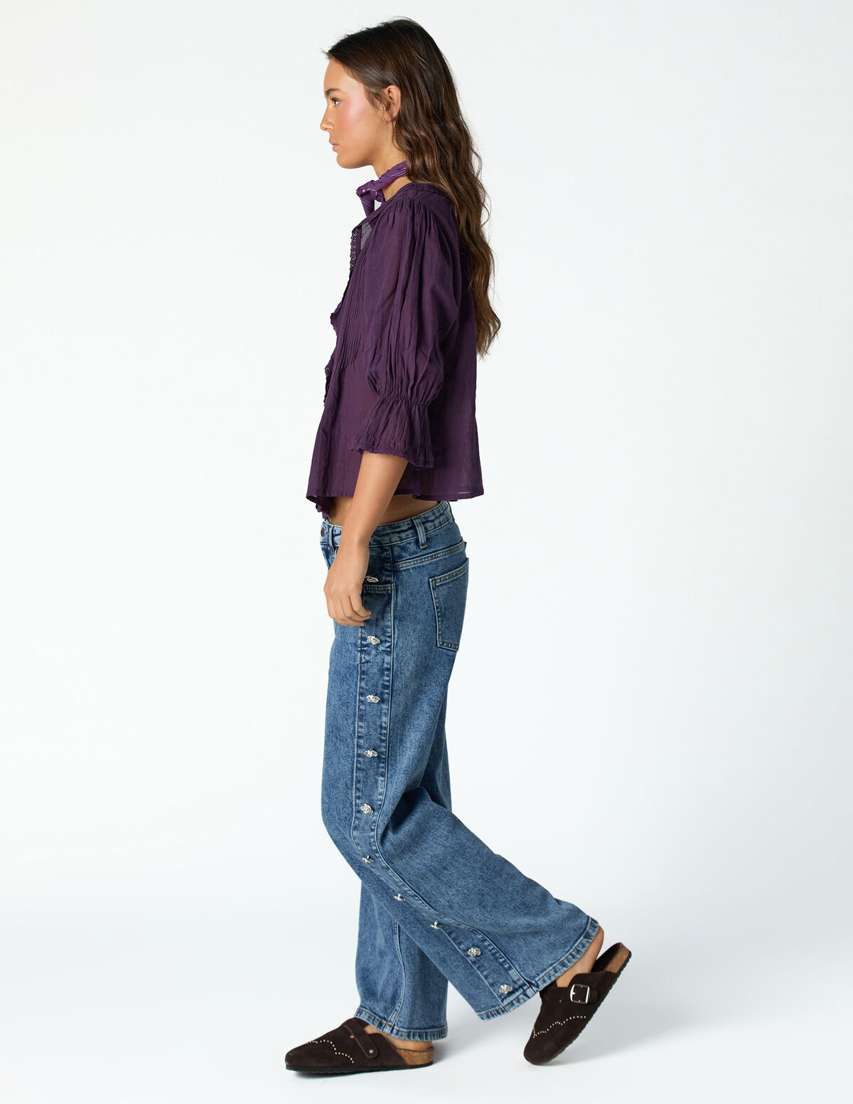 BLUE JEANS WITH SIDE FLOWER BUTTON