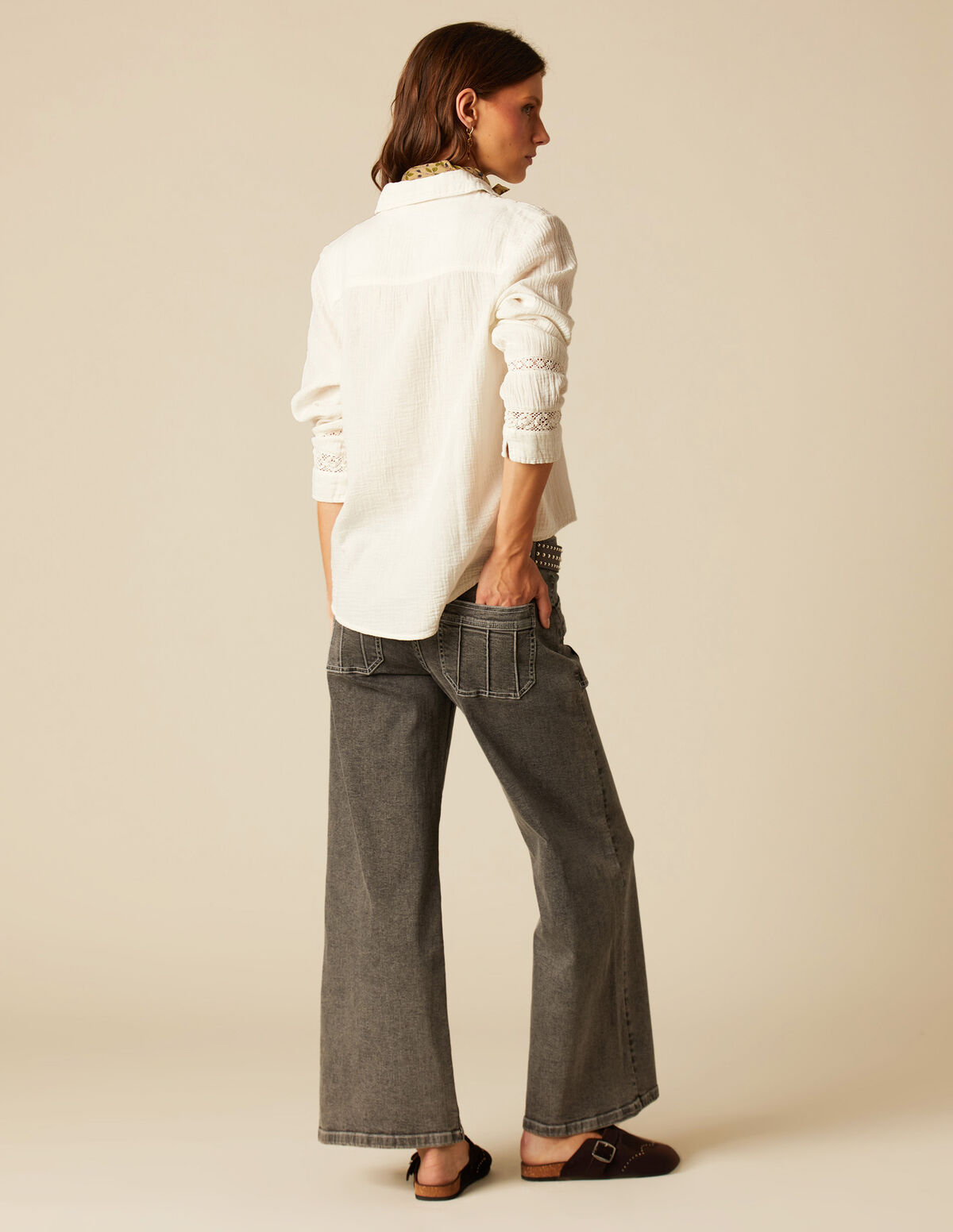 PANTALON GRIS POCHES COUTURES