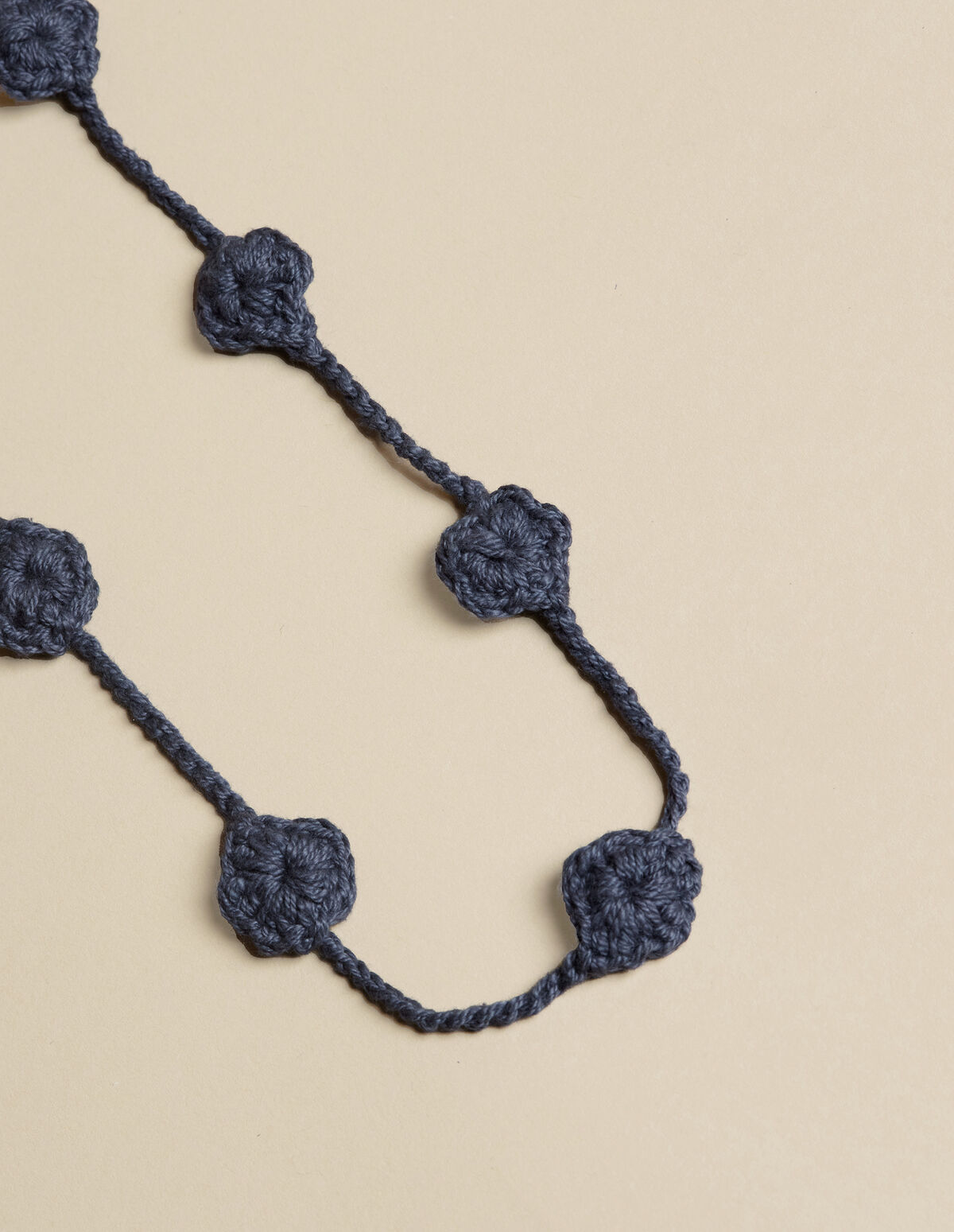 COLLAR FLOR PUNTO AZUL