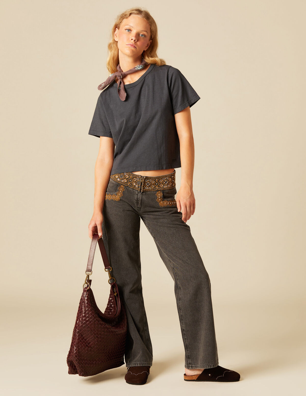 PANTALÓN BORDADO TACHAS BLANCO