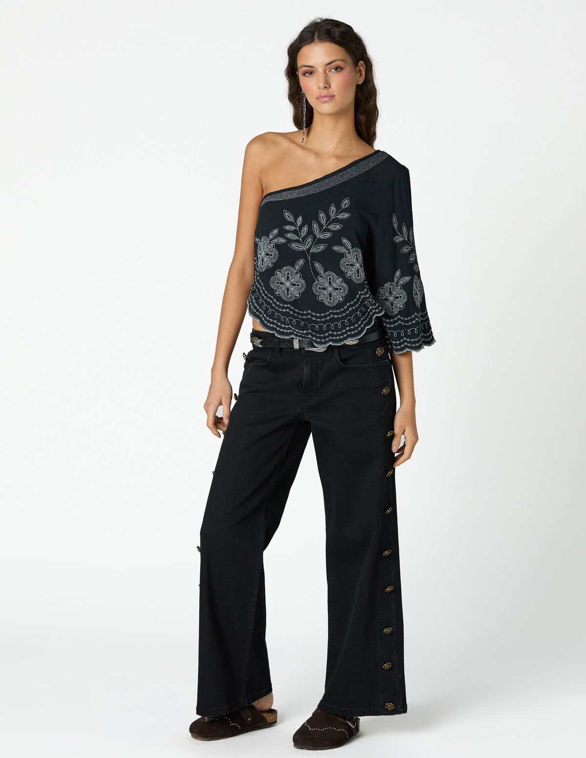 BLUE JEANS WITH SIDE FLOWER BUTTON