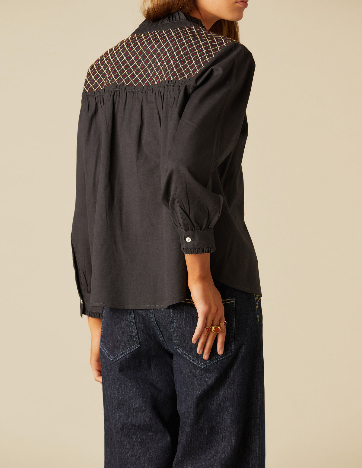 CAMISA GRIS BORDADOS HOMBRO