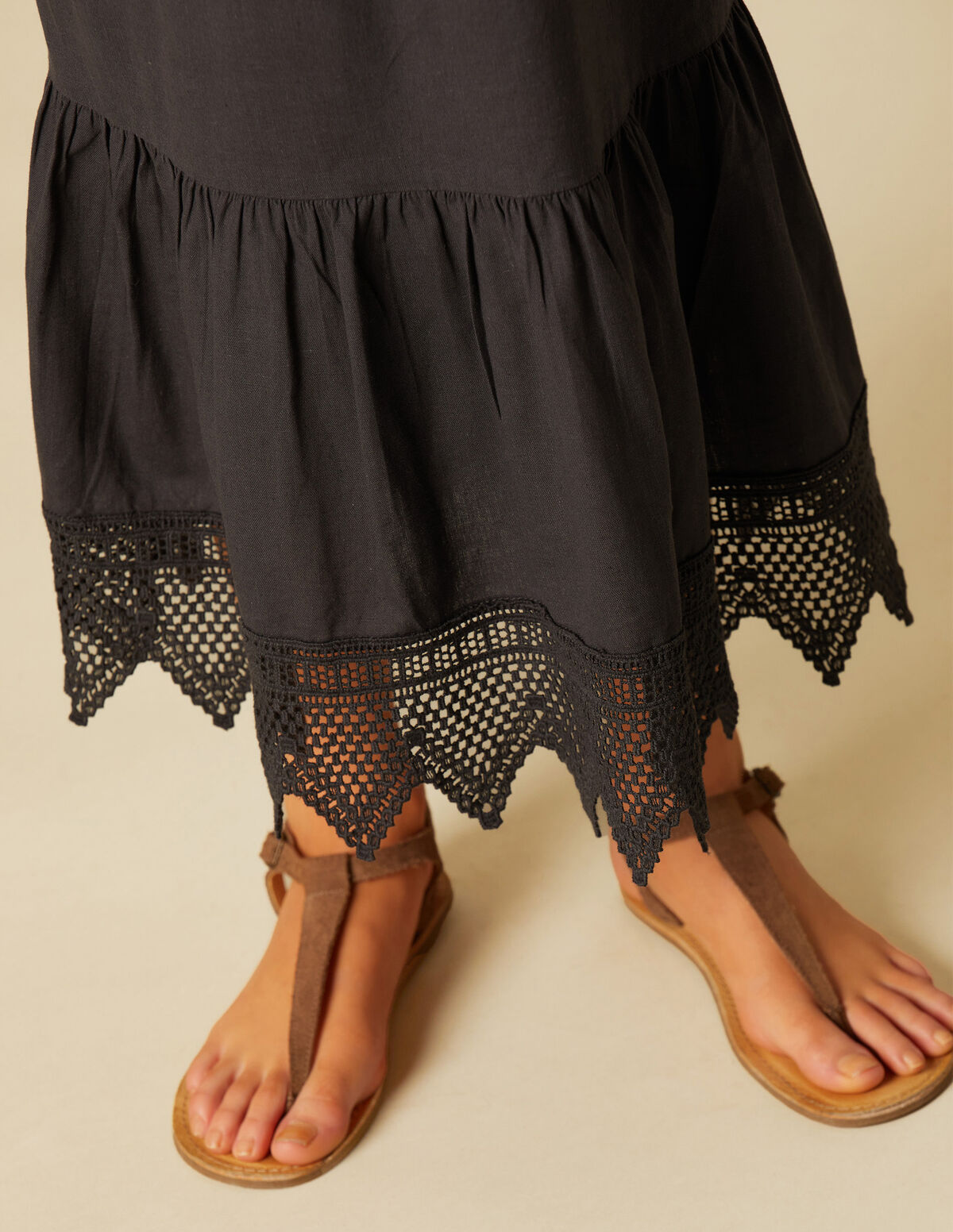 VESTIDO BAJO ENCAJE TRIÁNGULO