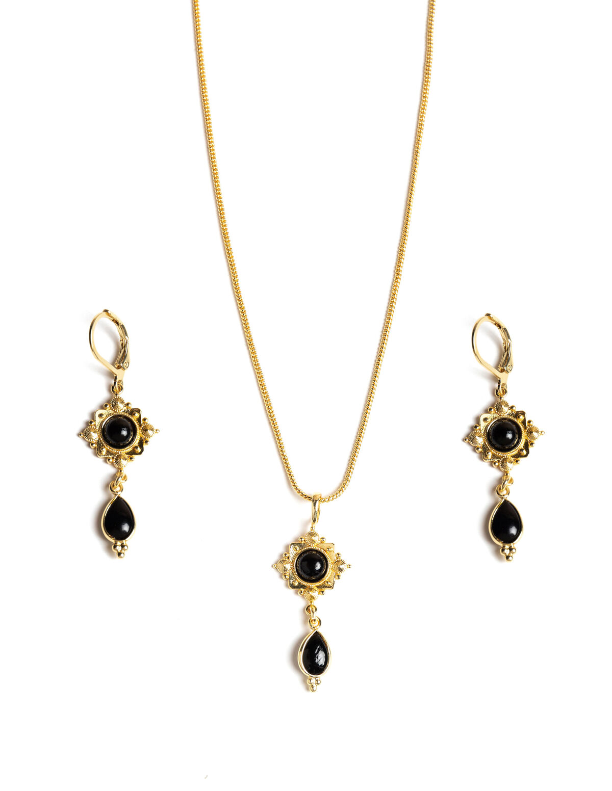 MAROON SQUARE EARRINGS