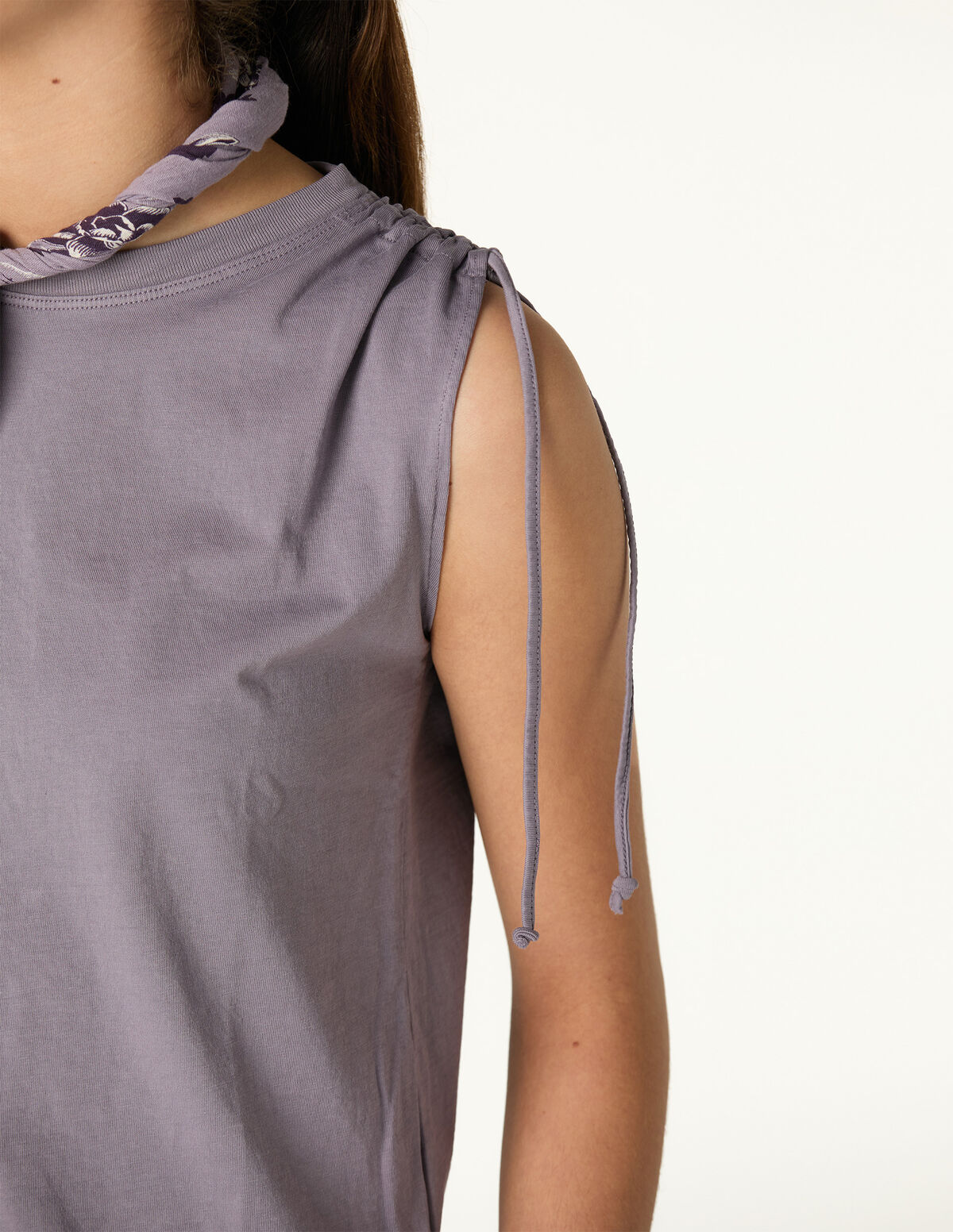 T-SHIRT FRANZIDO OMBRO CINZA-FERRO