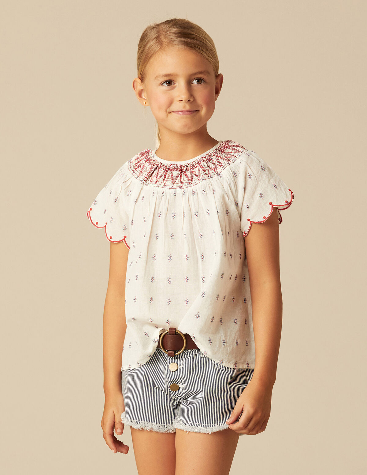 CAMISA BRANCA BORDADOS VERMELHO