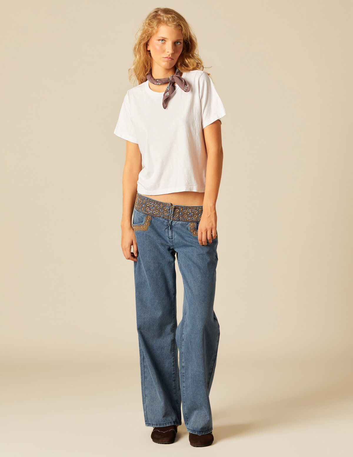 PANTALÓN BORDADO TACHAS BLANCO