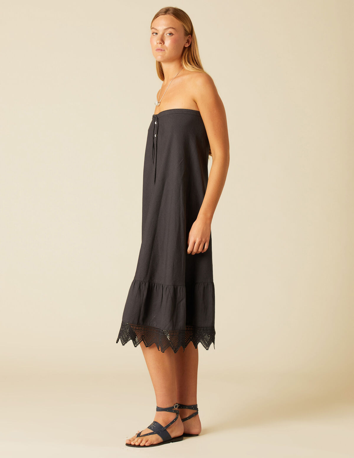 VESTIDO BAJO ENCAJES TRIÁNGULO