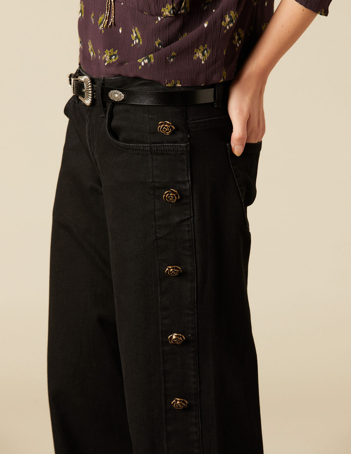 BLUE JEANS WITH SIDE FLOWER BUTTON