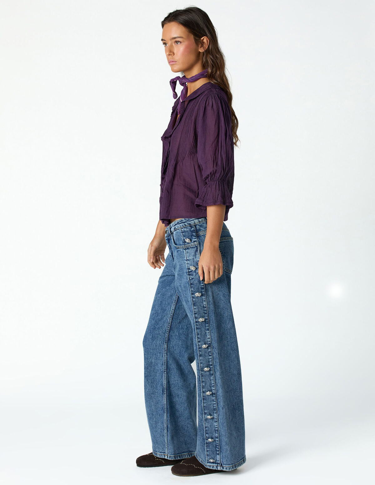 BLUE JEANS WITH SIDE FLOWER BUTTON