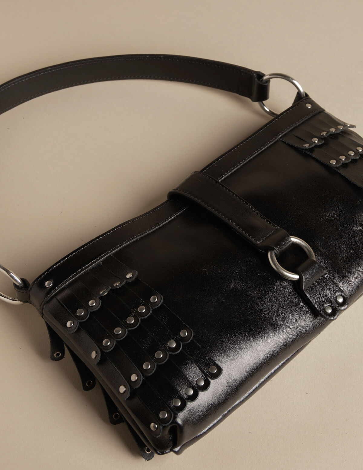 BOLSO MARRÓN FLECOS TACHUELAS