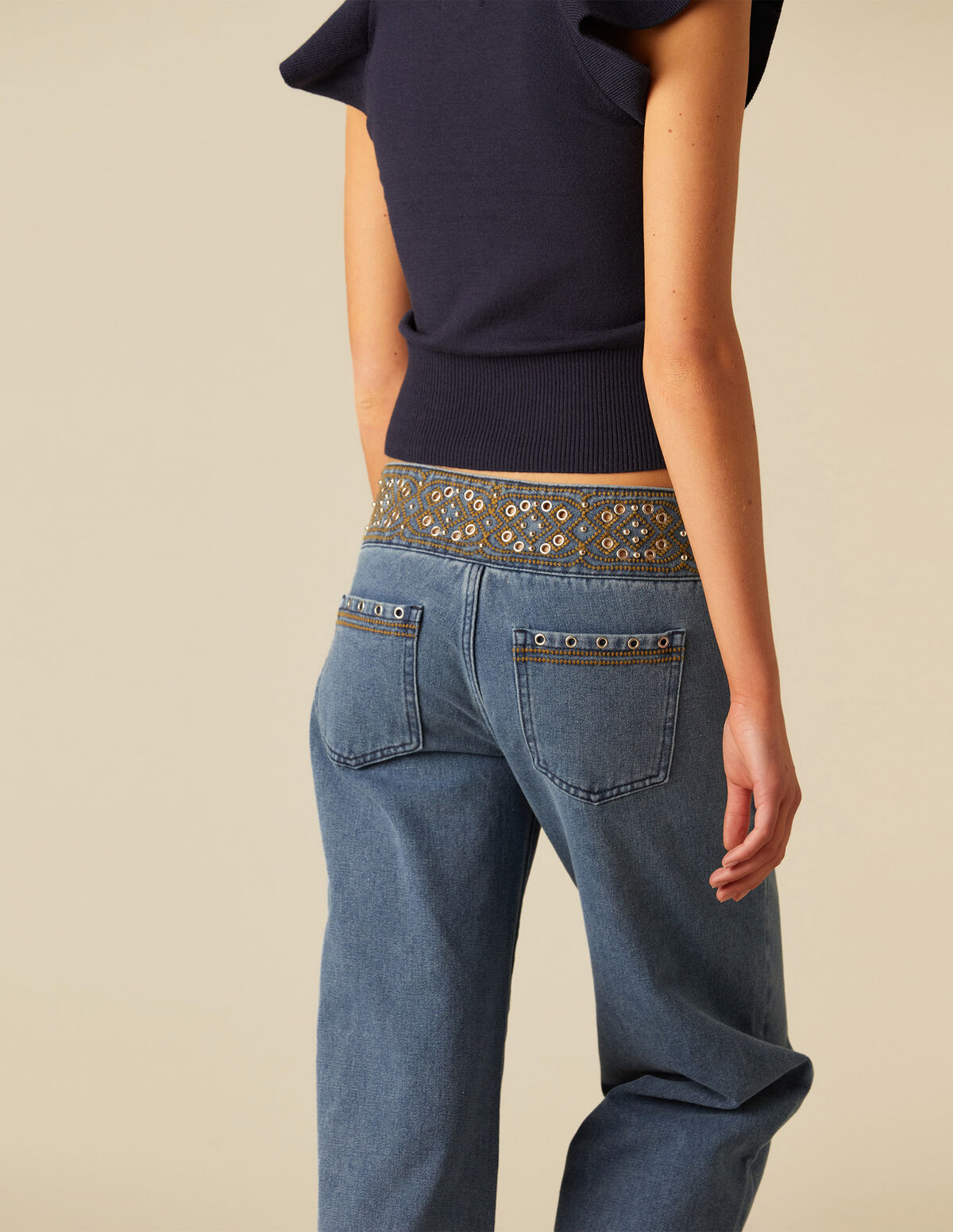 PANTALÓN BORDADO TACHAS BLANCO