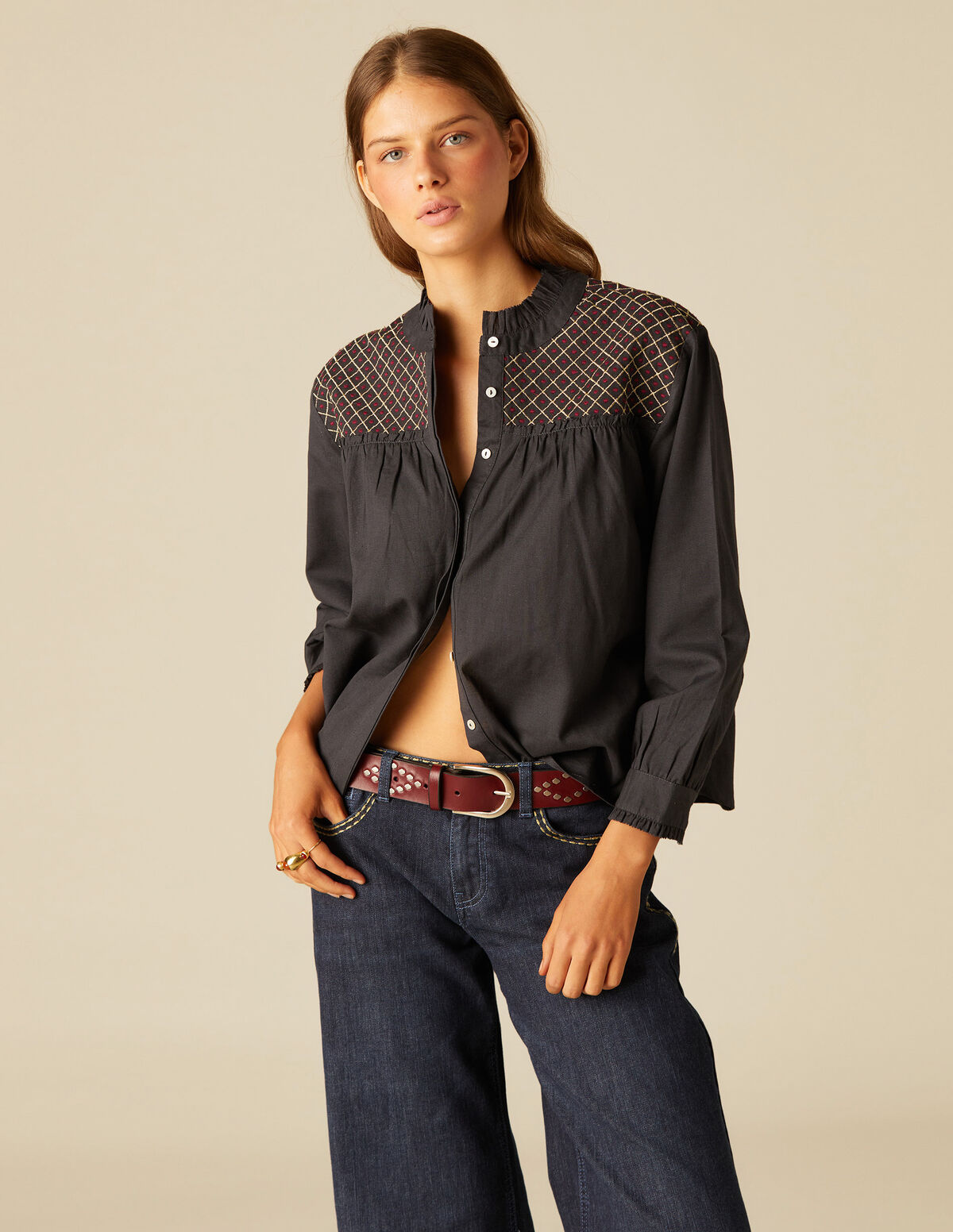 CAMISA GRIS BORDADOS HOMBRO