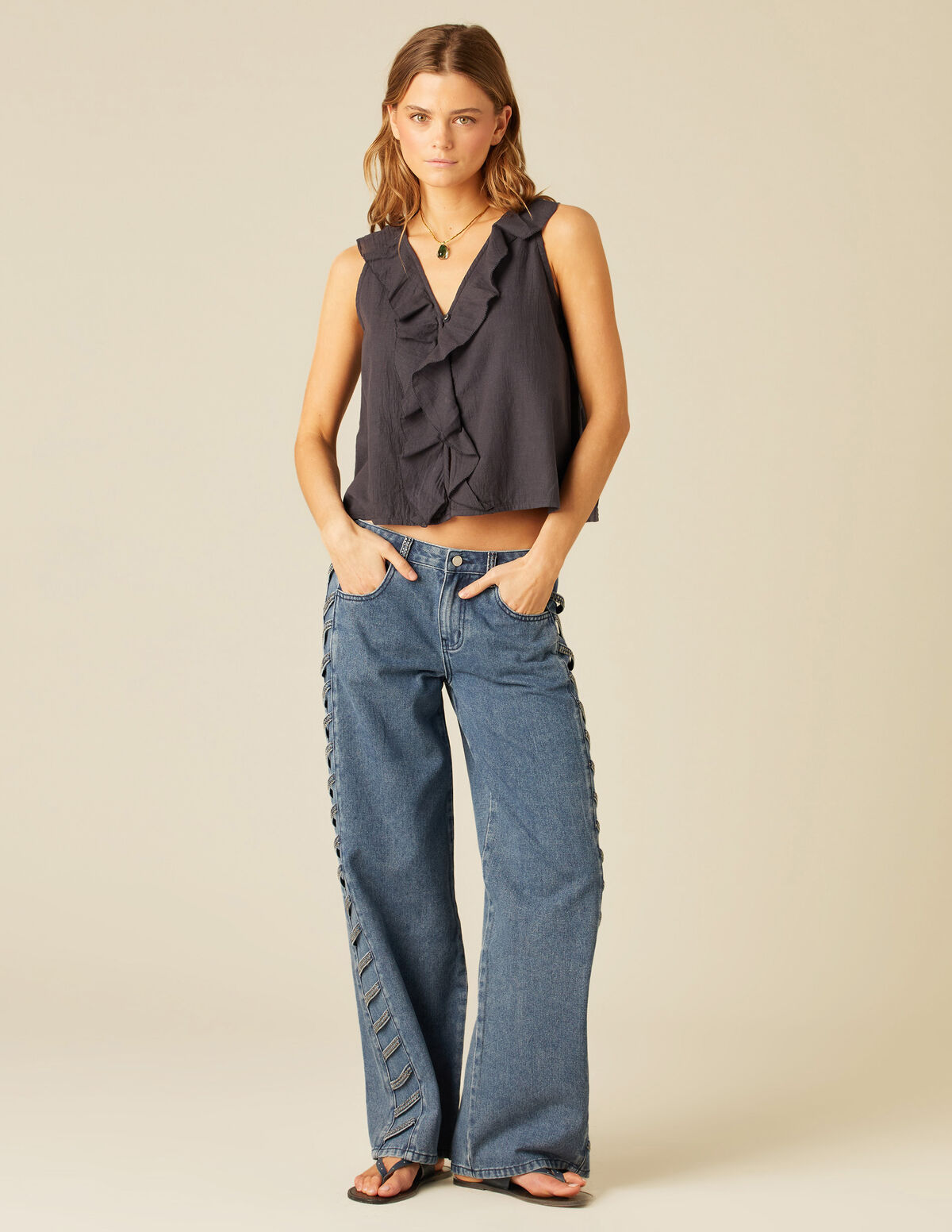 PANTALÓN TIRAS TACHUELAS AZUL