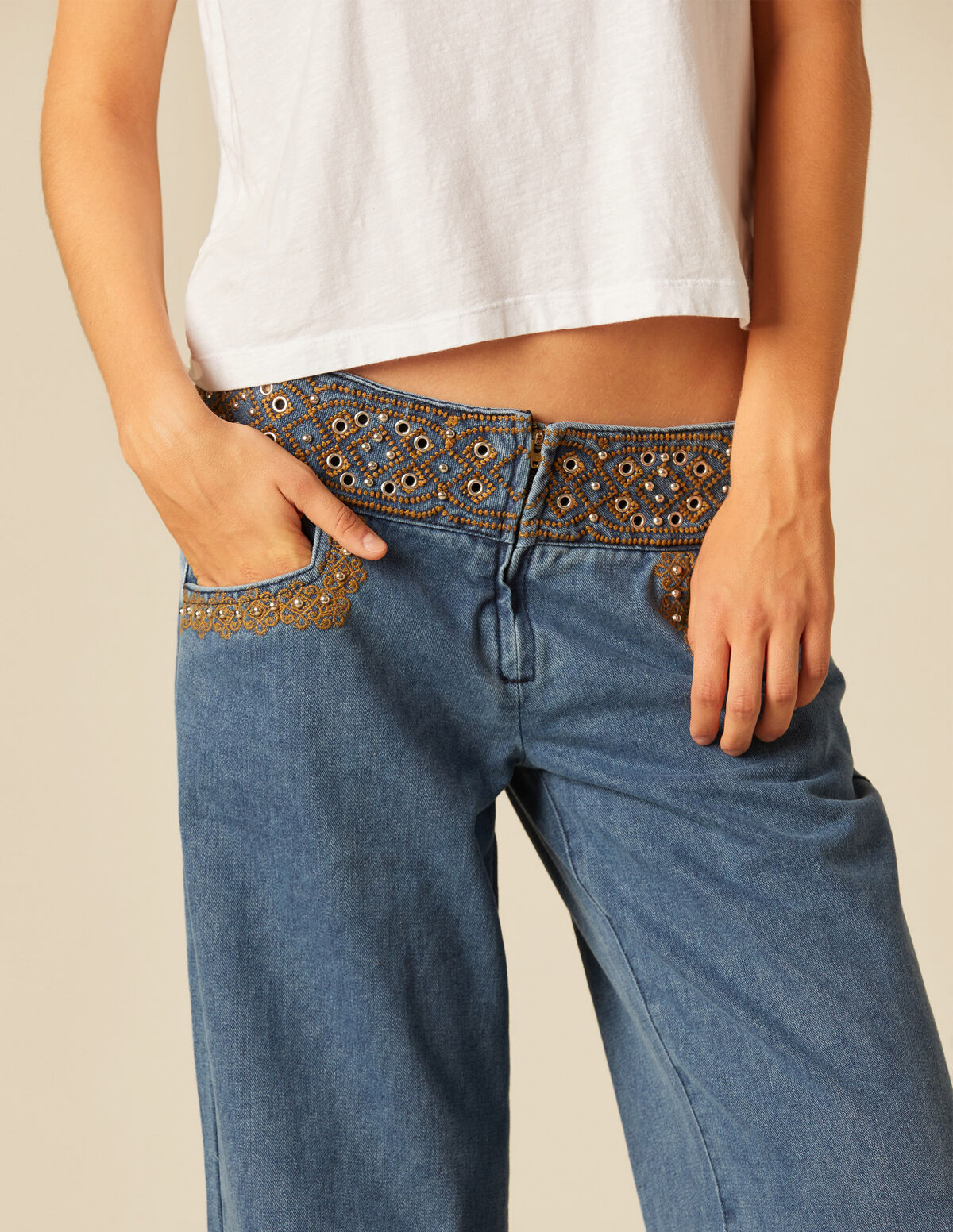 PANTALÓN BORDADO TACHAS BLANCO