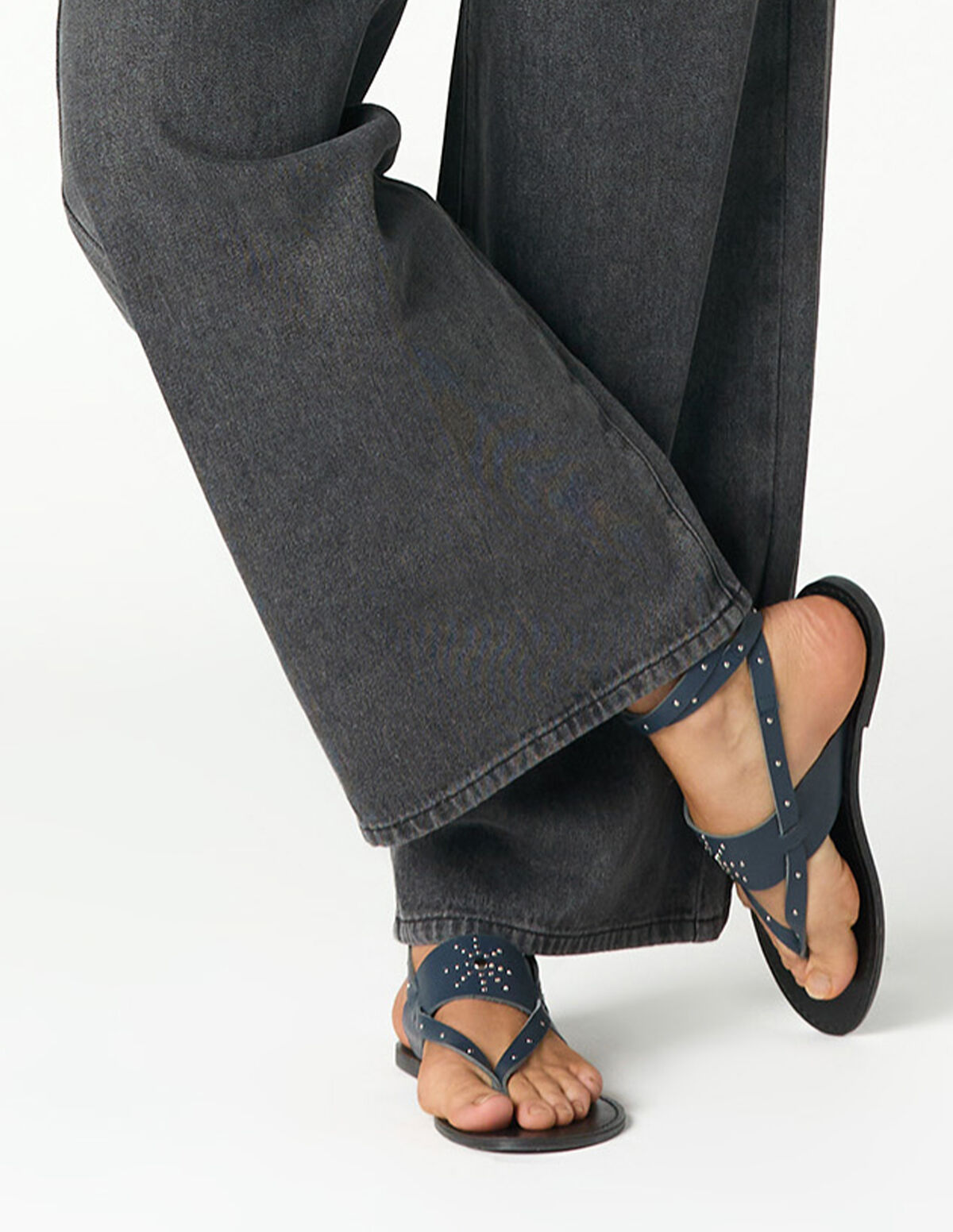 SANDALES BLEUES CLOUT&Eacute;ES