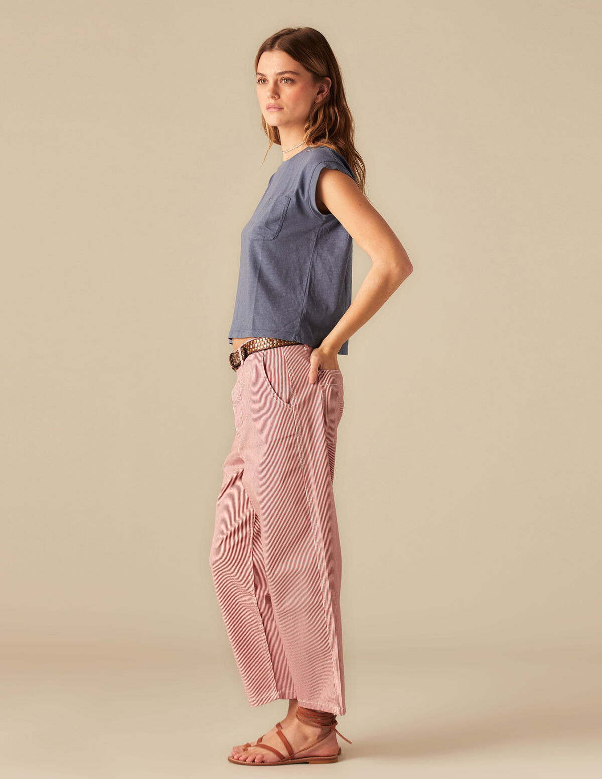 PANTALÓN BOTONES RAYA ROJA