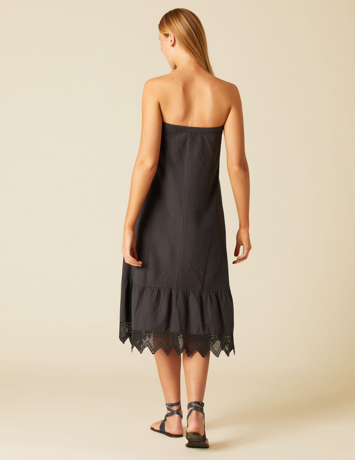VESTIDO BAJO ENCAJES TRIÁNGULO
