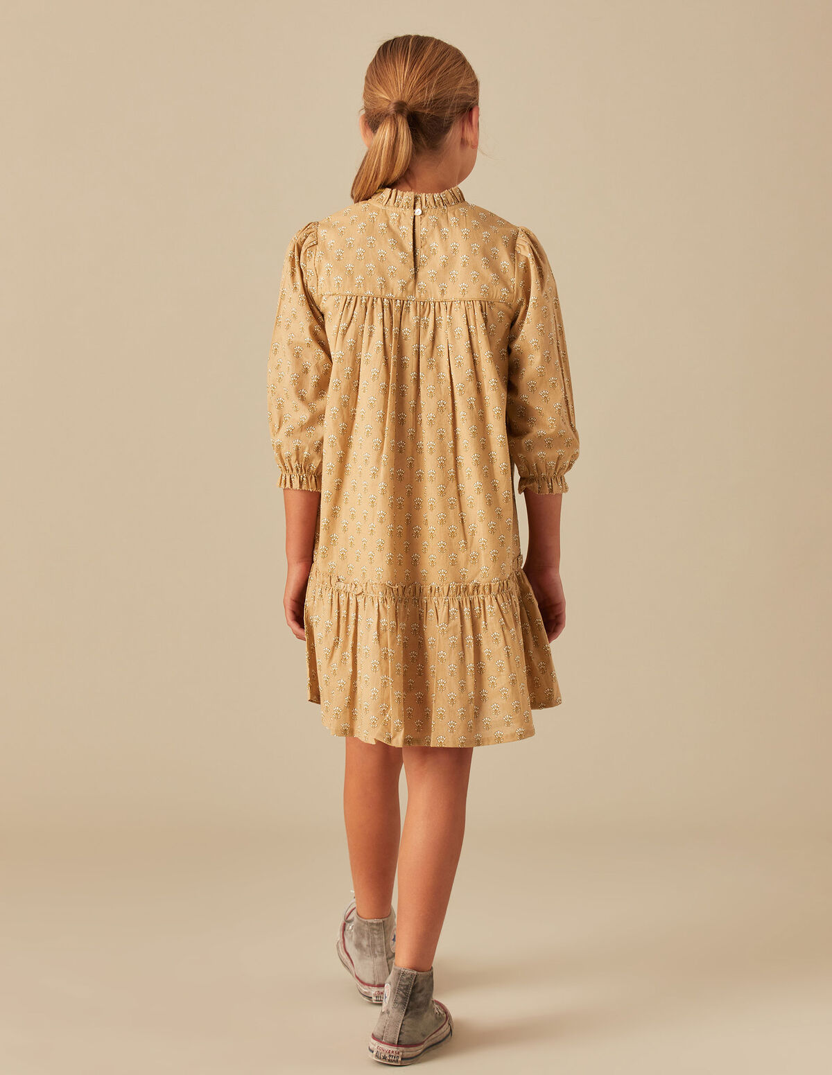 VESTIDO FLOR AREIA