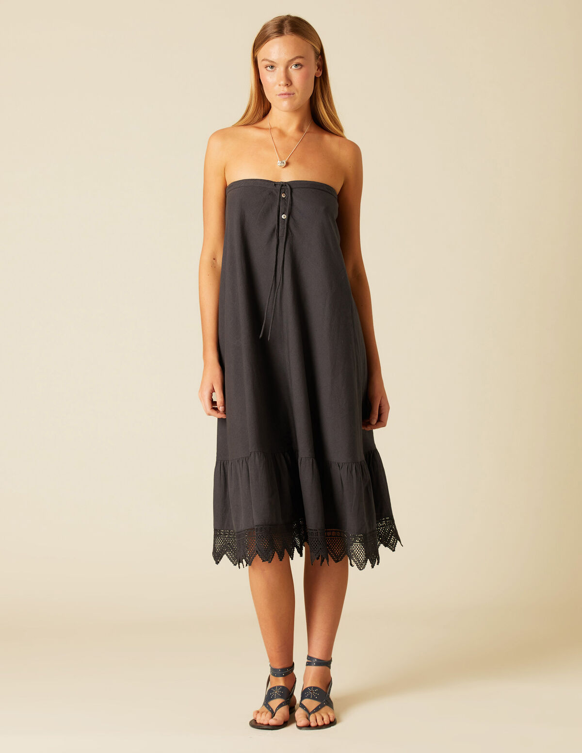VESTIDO BAJO ENCAJES TRIÁNGULO