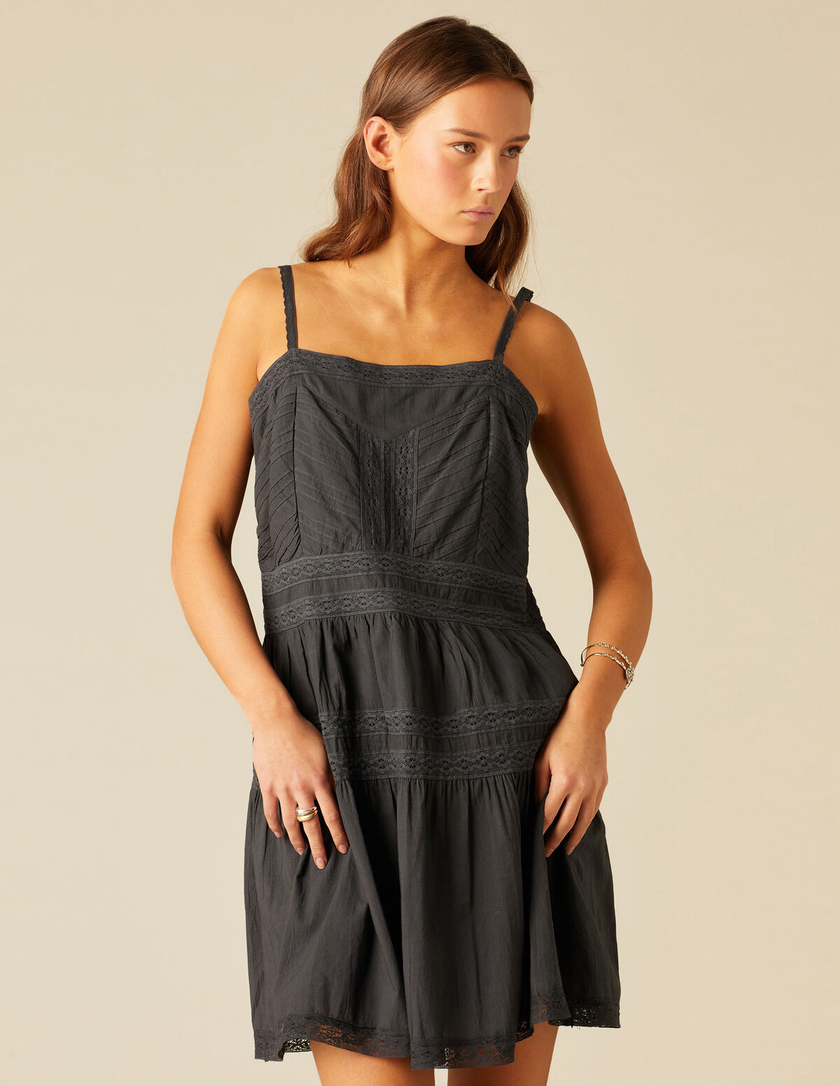 VESTIDO CURTO RENDAS CINZENTO