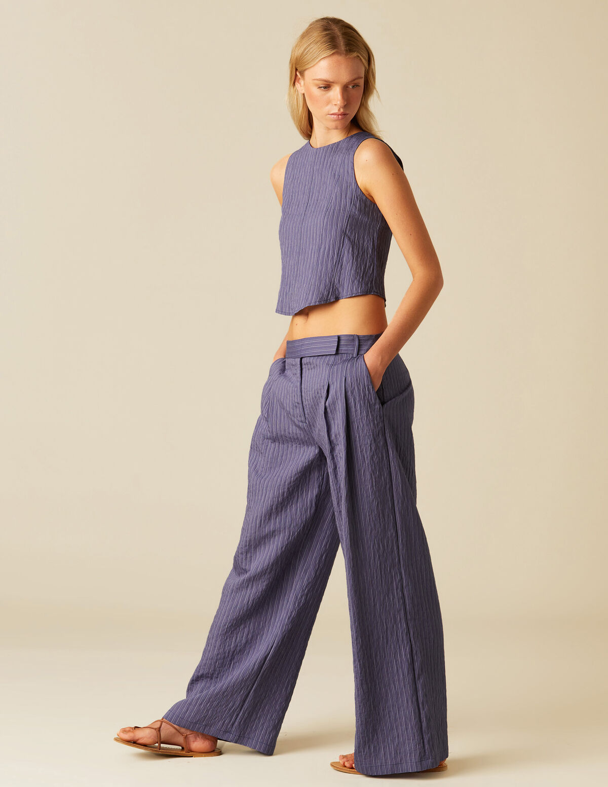 PANTALÓN PLIEGUES AZUL RAYA BLANCA