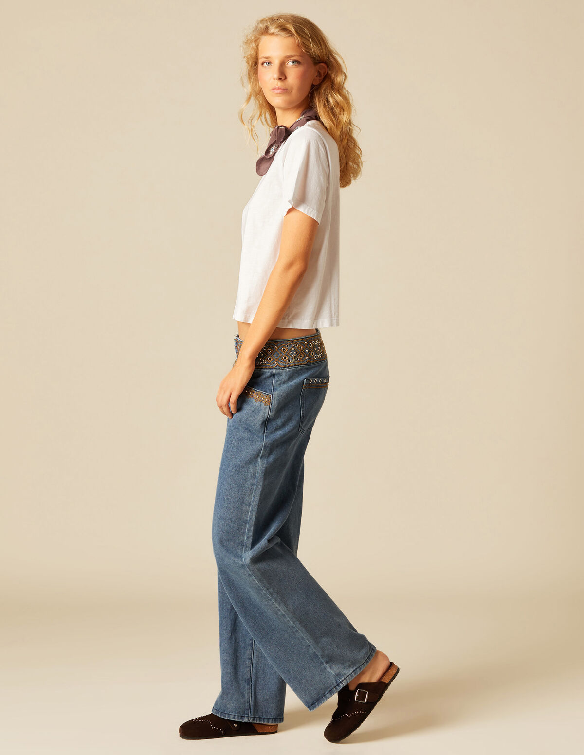 PANTALÓN BORDADO TACHAS BLANCO