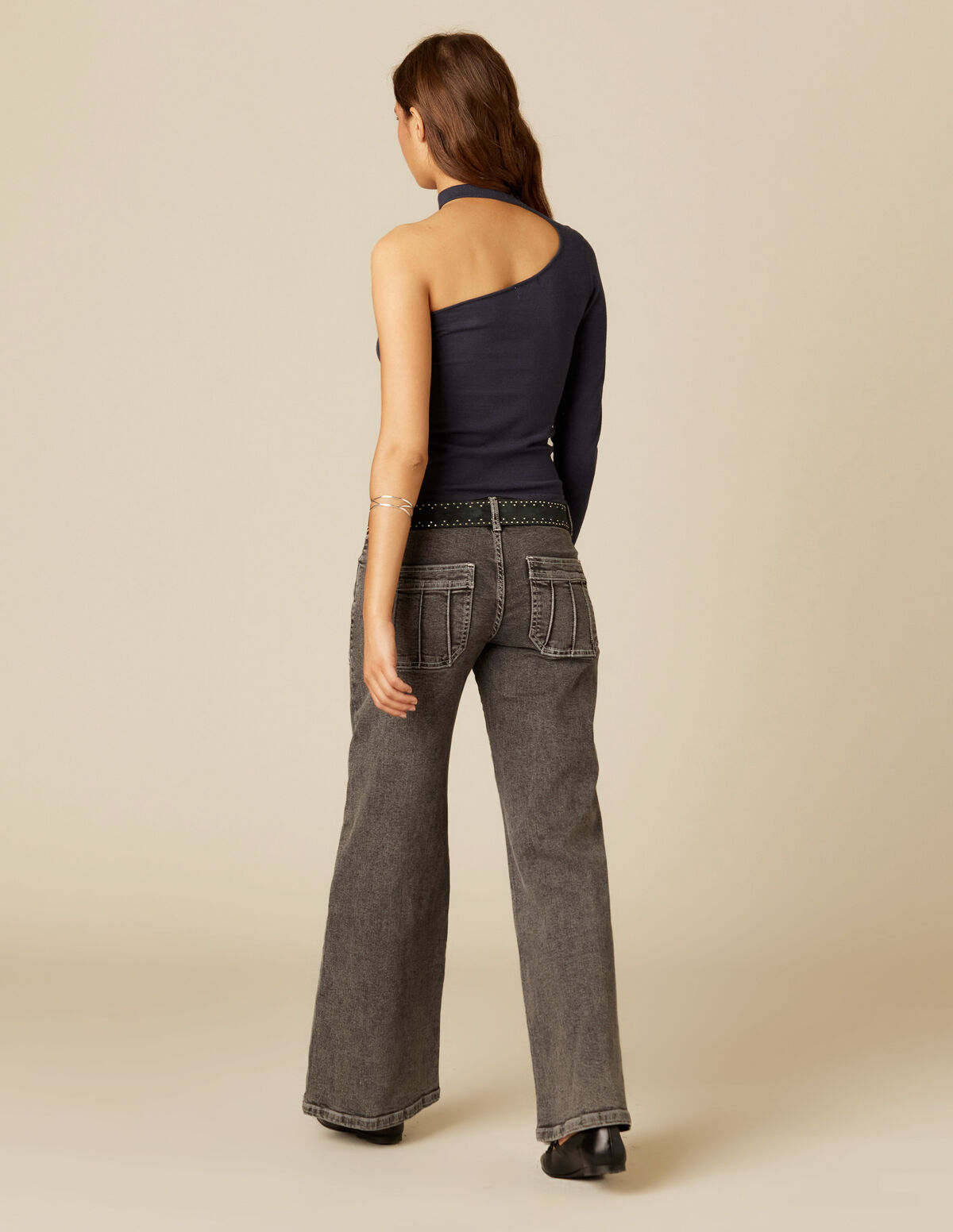 TOP ASYMÉTRIQUE OUVERTURE DÉCOLLETÉ NOIR