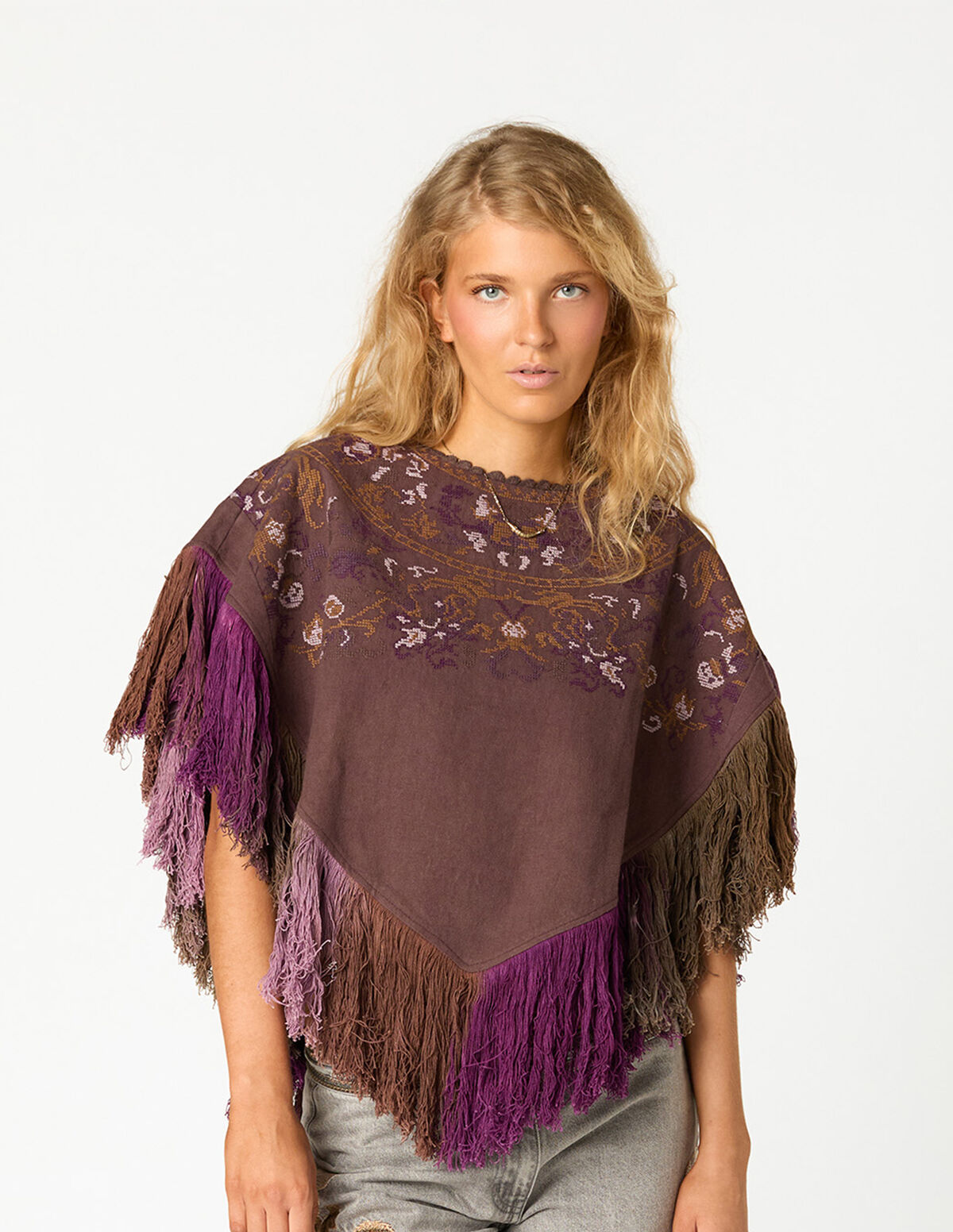 PONCHO BORDADO