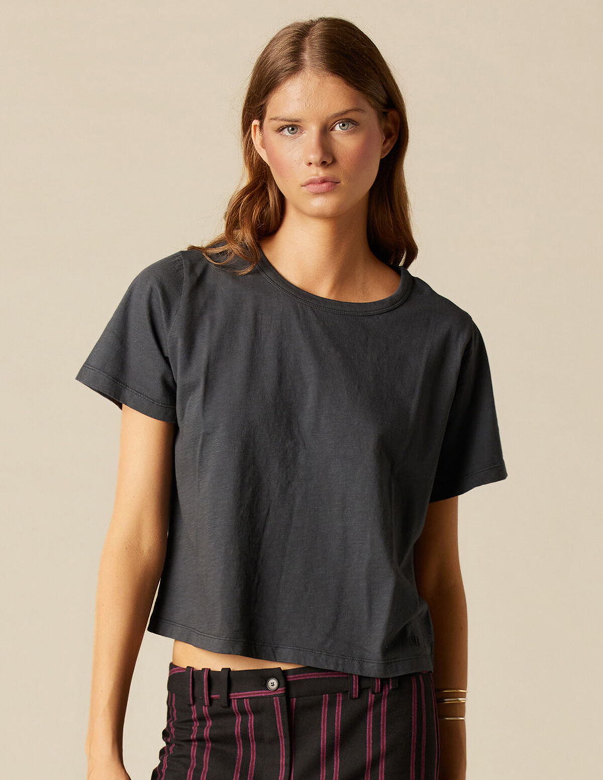 CAMISETA CORTA ANTRACITA "nn"