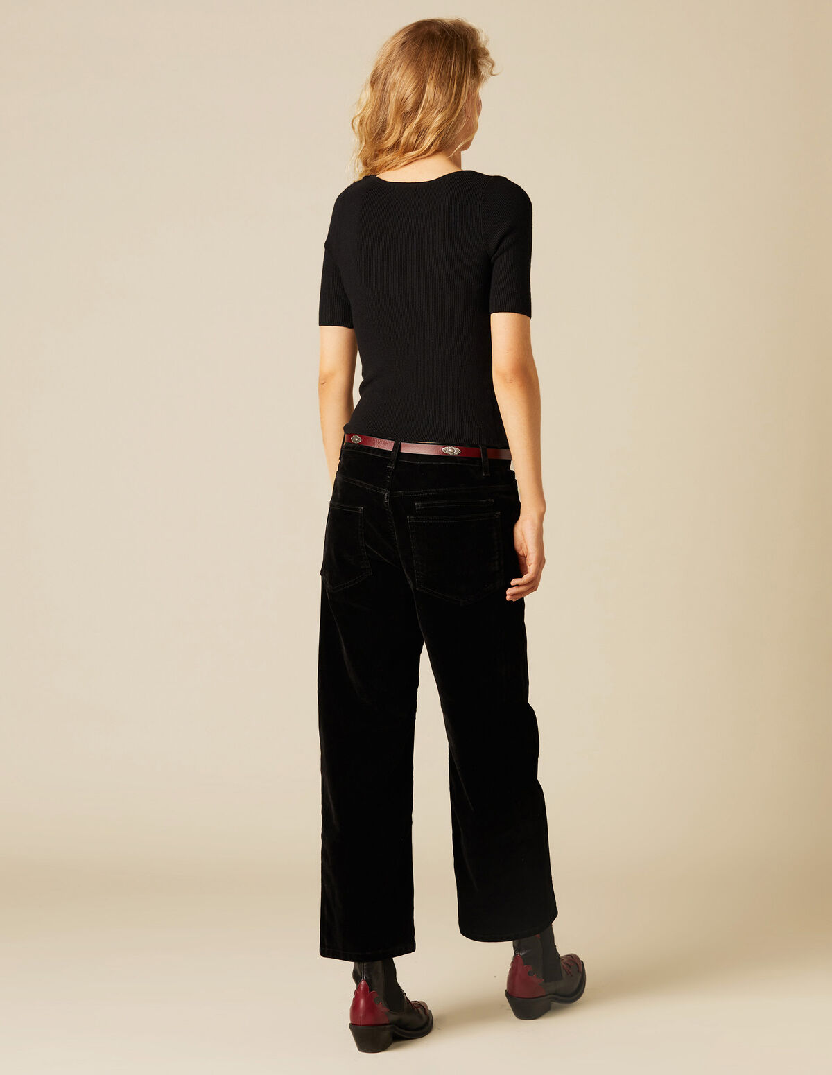 BLACK V-NECK TOP