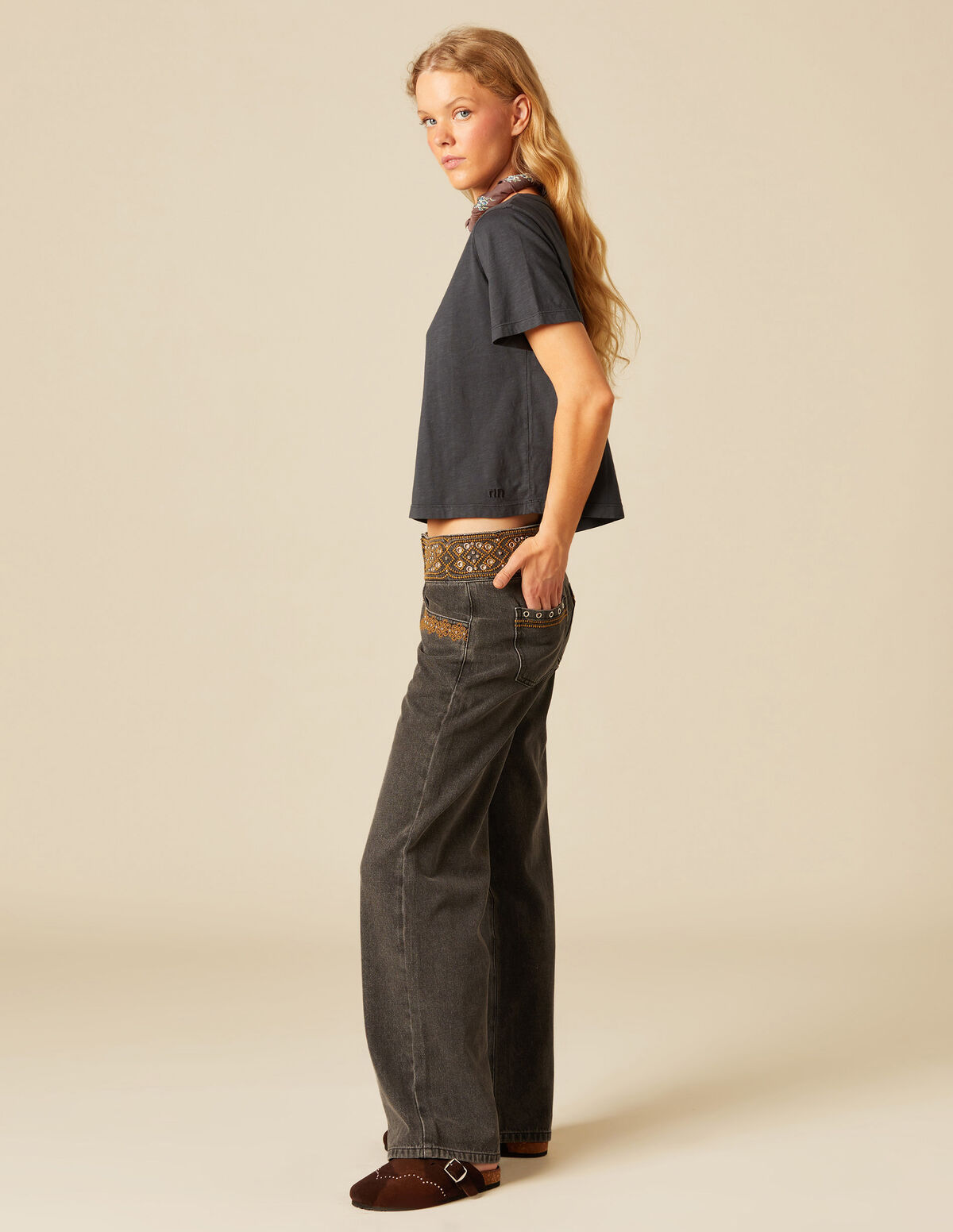PANTALÓN BORDADO TACHAS BLANCO