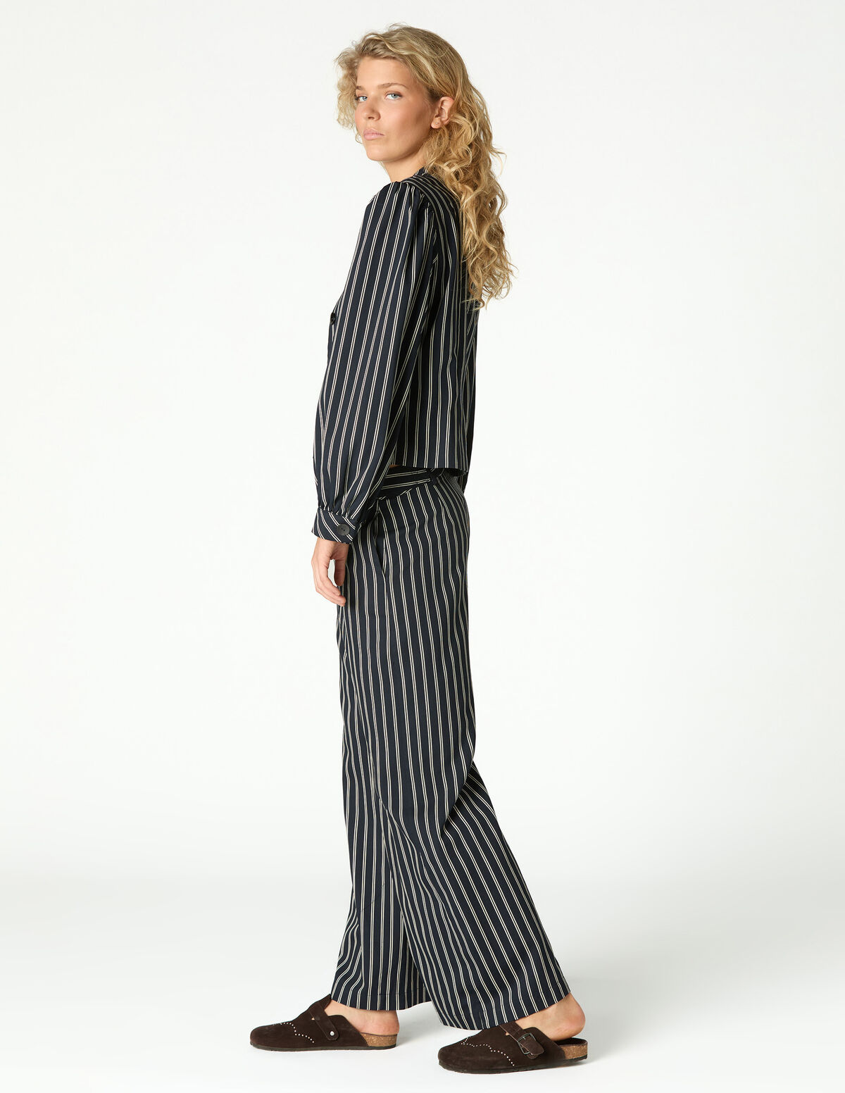 CAL&Ccedil;AS C&Oacute;S BOT&Otilde;ES RISCA DIPLOM&Aacute;TICA AZUL