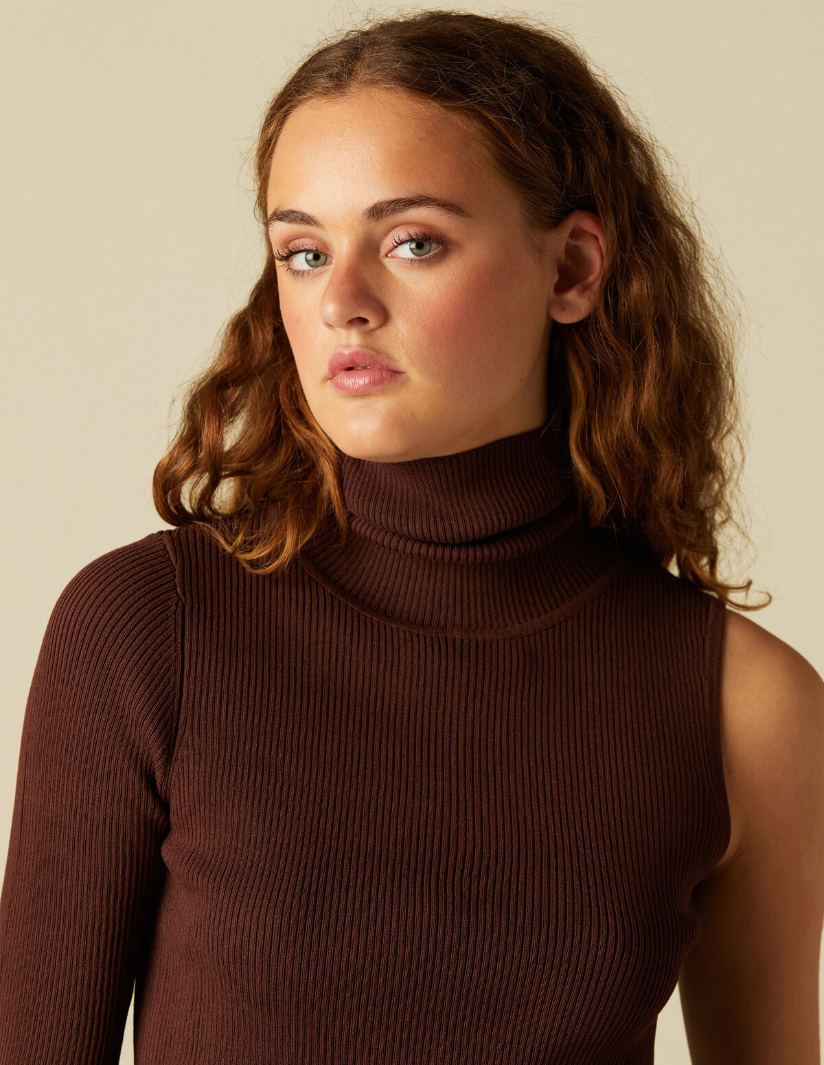 TOP ASYMÉTRIQUE COL ROULÉ NOIR
