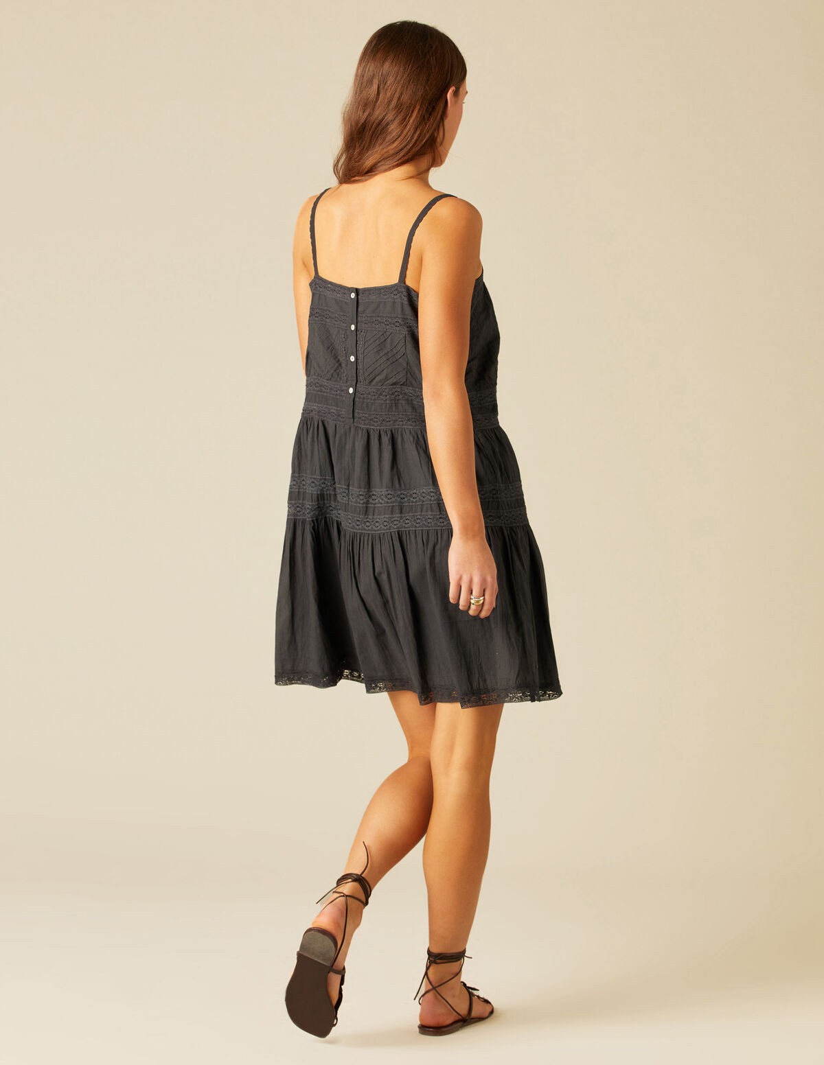 VESTIDO CURTO RENDAS CINZENTO