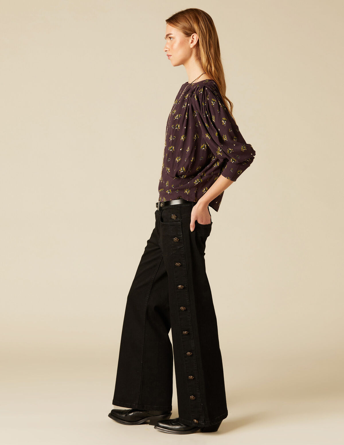BLUE JEANS WITH SIDE FLOWER BUTTON