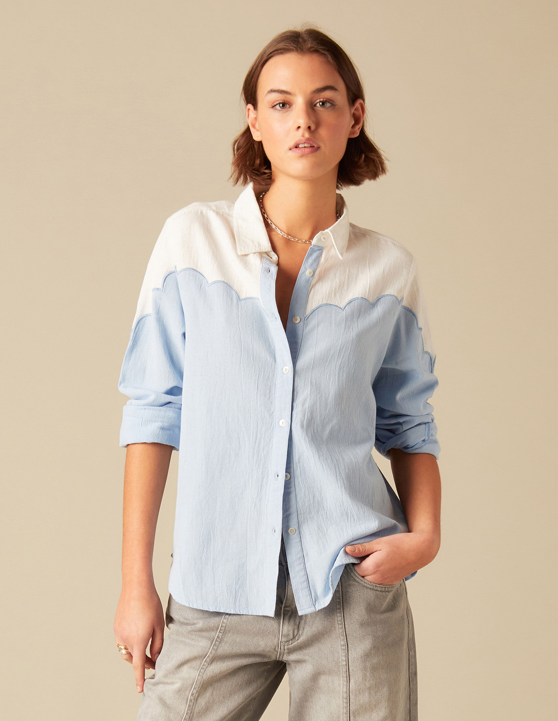 Pantalon gris camisa azul marino sale