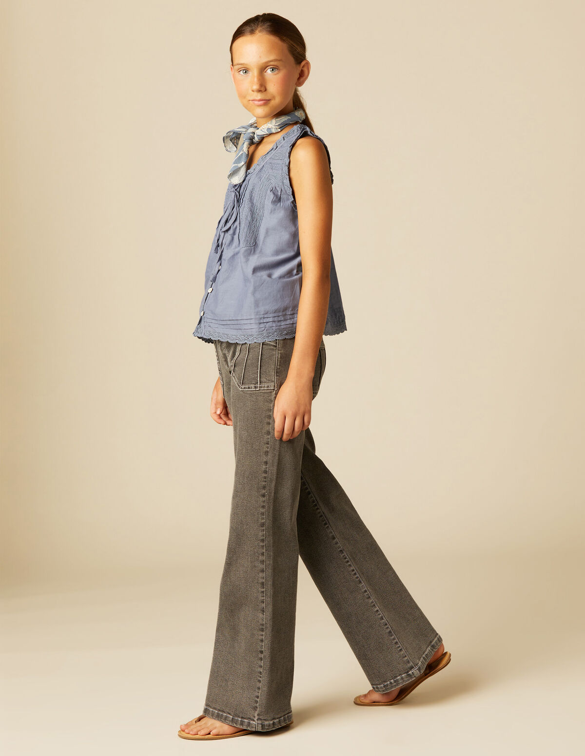PANTALÓN GRIS BOLSILLOS COSTURAS