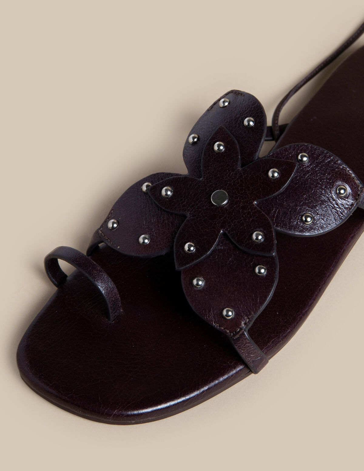 SANDALIA FLOR TACHAS