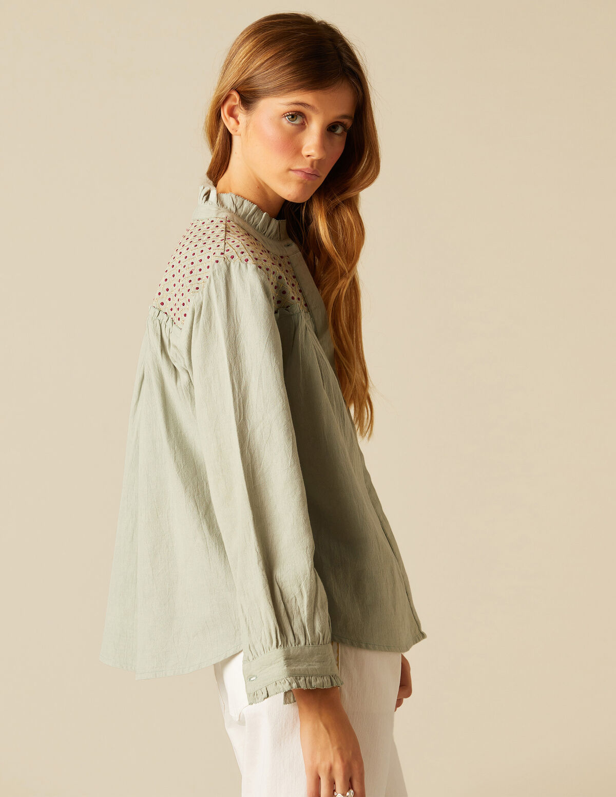 CAMISA GRIS BORDADOS HOMBRO