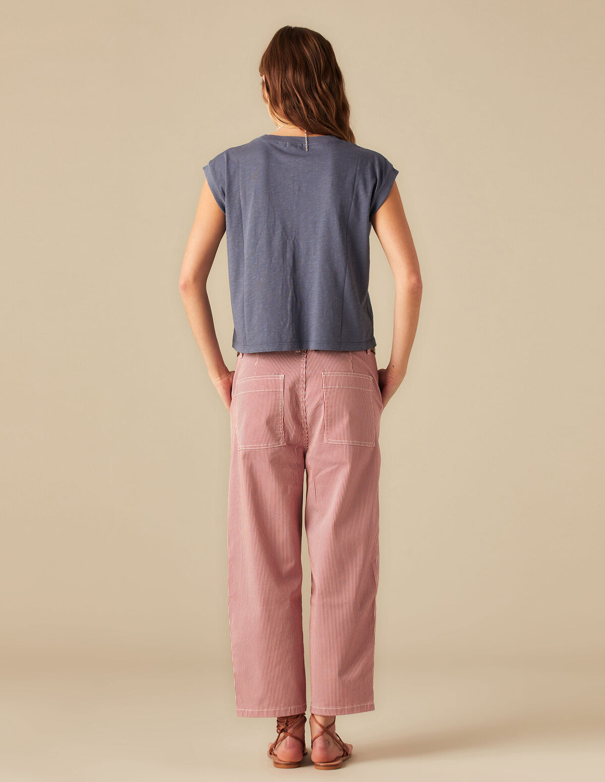 PANTALÓN BOTONES RAYA ROJA
