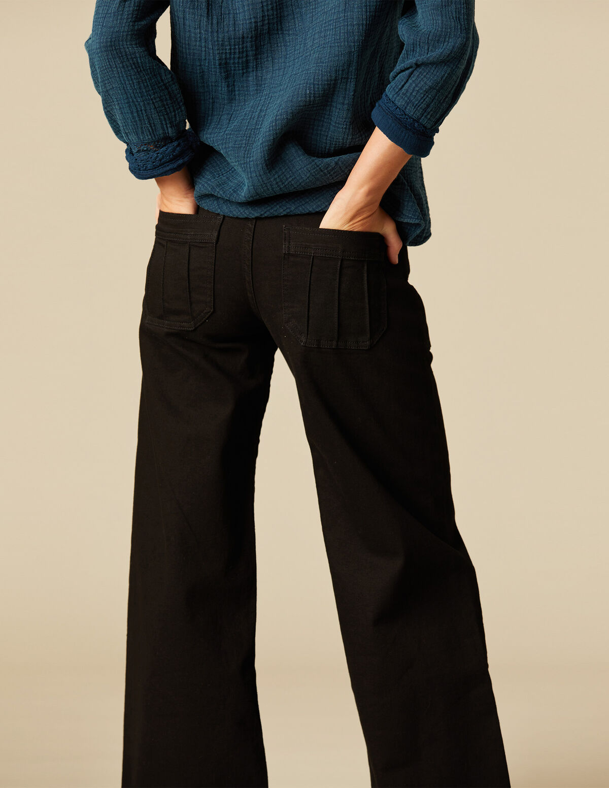 PANTALÓN GRIS BOLSILLOS COSTURAS