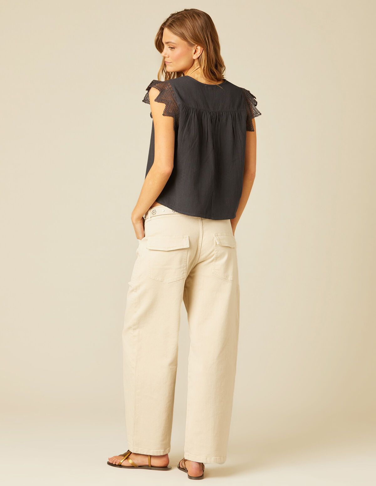 PANTALÓN COSTURAS ARENA