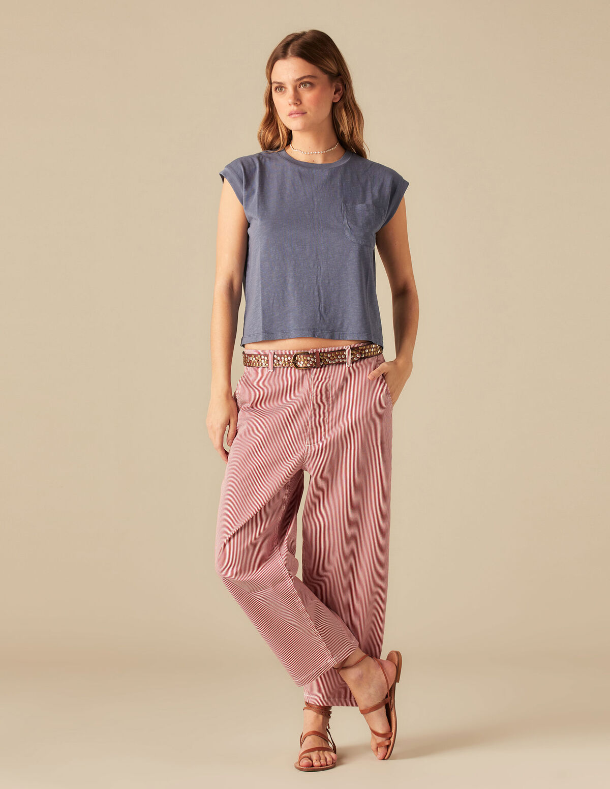 PANTALÓN BOTONES RAYA ROJA