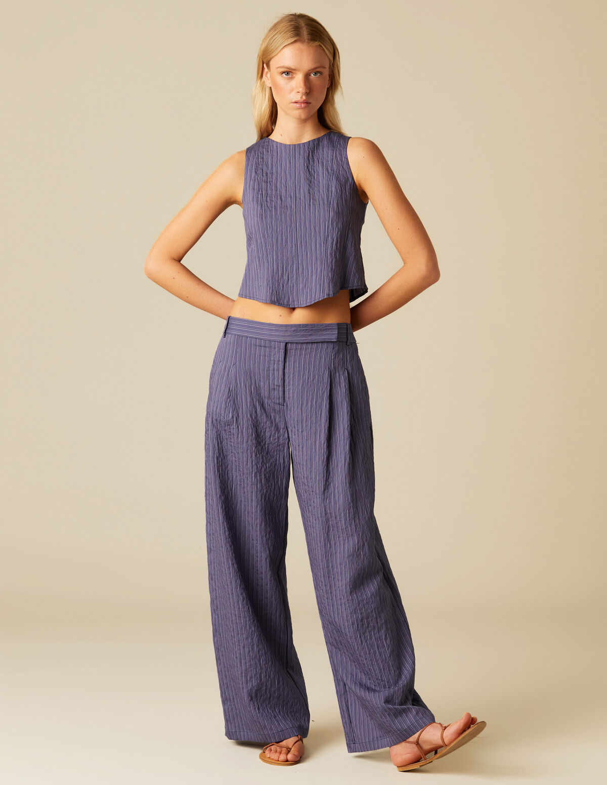 PANTALÓN PLIEGUES AZUL RAYA BLANCA