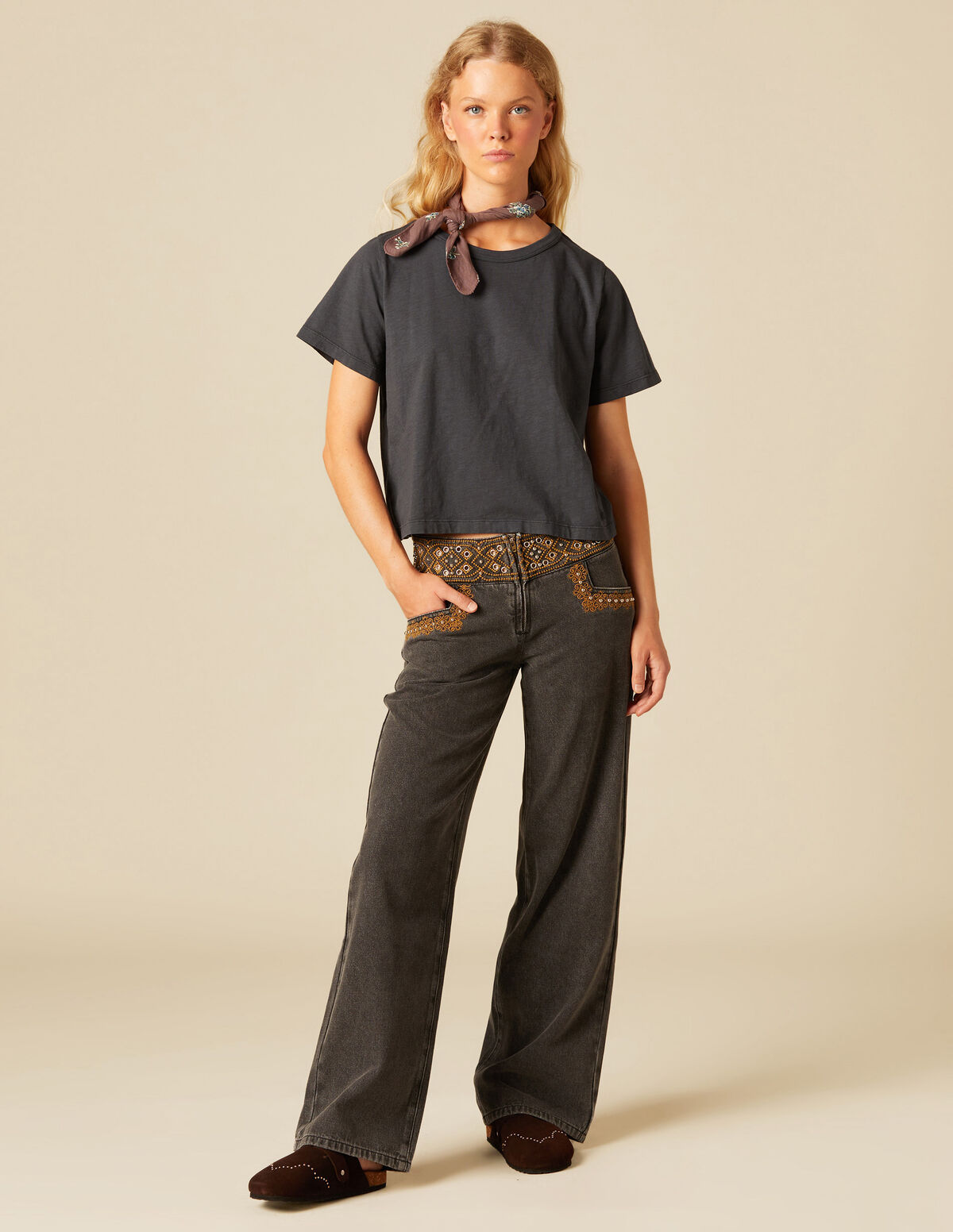 PANTALÓN BORDADO TACHAS BLANCO