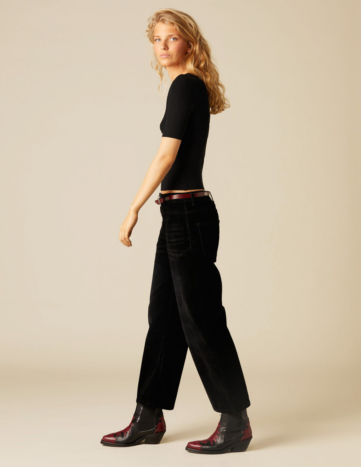 BLACK V-NECK TOP