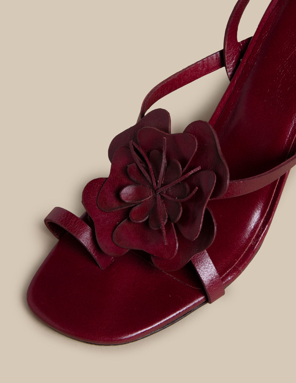 SANDALIA TACÓN FLOR GUINDA