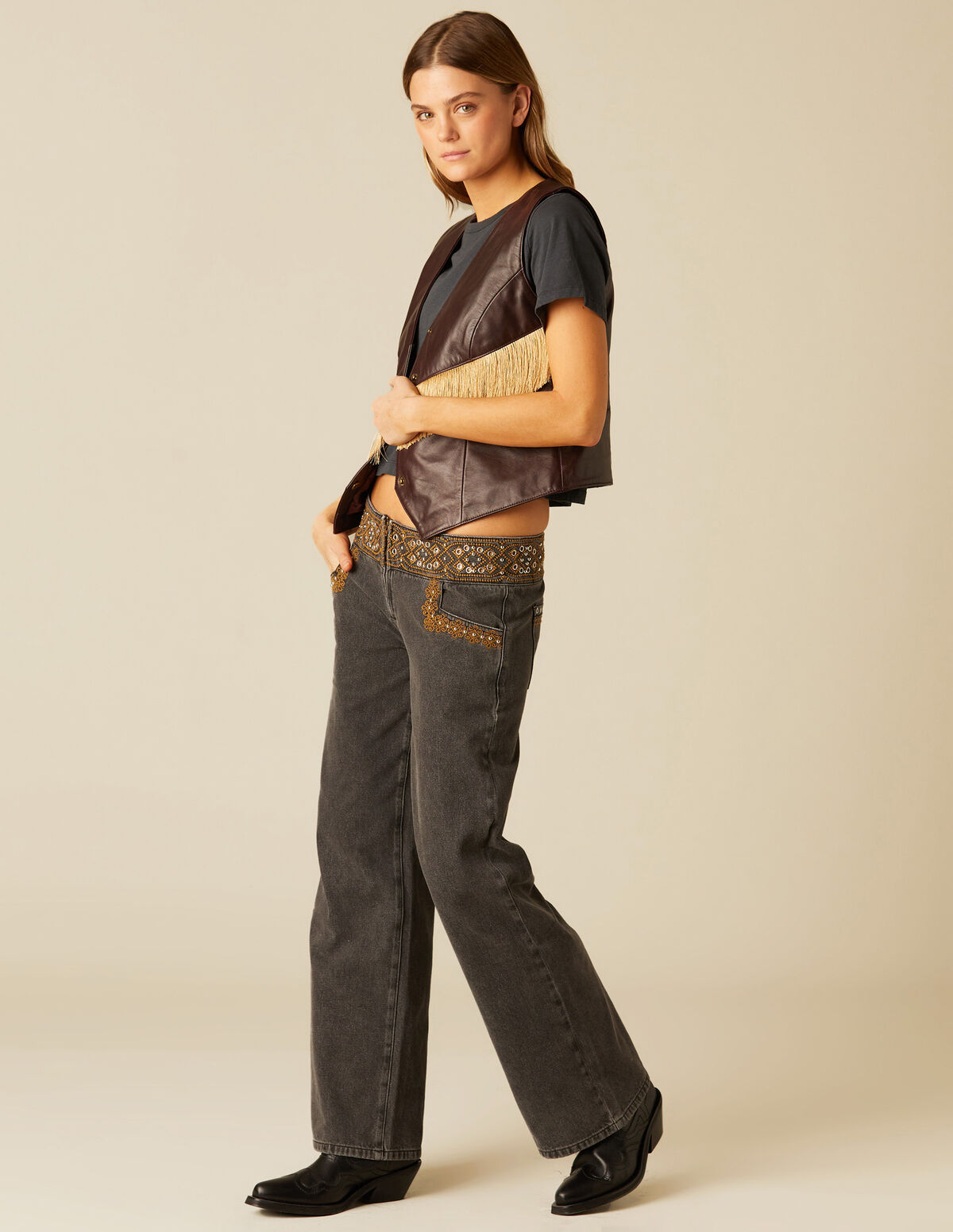 PANTALÓN BORDADO TACHAS BLANCO
